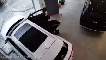 Insólito accidente con auto eléctrico. Insólito accidente con auto eléctrico.
