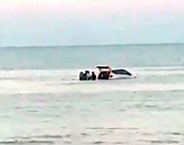 Insólito: robó un auto y tuvieron que rescatarlo en medio del río en Punta Lara