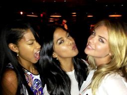 Upton y sus amigas se mostraron muy divertidas Upton y sus amigas se mostraron muy divertidas