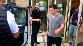 video: dolorido y rengueando, asi se retiro messi de la clinica video: dolorido y rengueando, asi se retiro messi de la clinica