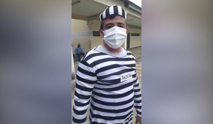 Tucumán: No somos libres de votar, dijo un hombre disfrazado de preso cuando iba a sufragar