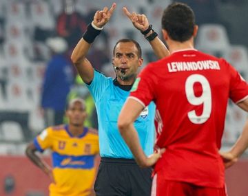 La mano de Lewandoski en el gol del Bayern  que el VAR no vio