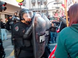 Los trabajadores se enfrentan a la policía que no quiere que corten la calle.