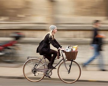 Un hombre robaba asientos de bicicletas para olerlos y lamerlos