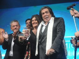 Cacho Castaña al recibir el premio Estrella de Mar de Oro 2017 Cacho Castaña al recibir el premio Estrella de Mar de Oro 2017