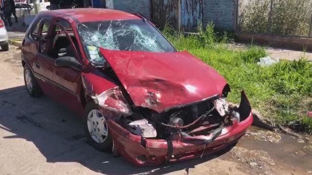 Uno de los autos que choc&oacute; tras la picada