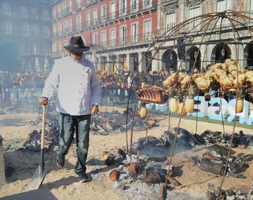 Francis Mallman preparó un asado en Madrid