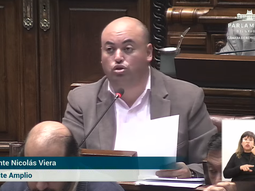 El diputado del Frente Amplio, Nicolás Viera, está a cargo de la interpelación a Bustillo y Arbeleche por la delegación uruguaya de la CTM de Salto Grande. El diputado del Frente Amplio, Nicolás Viera, está a cargo de la interpelación a Bustillo y Arbeleche por la delegación uruguaya de la CTM de Salto Grande.