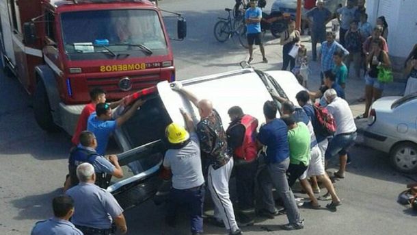 Rescate tras un choque en Cipoletti - Crédito:&nbsp;lmneuquen.com