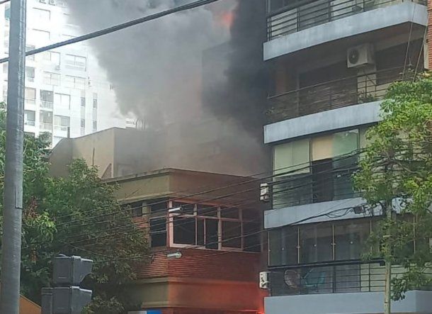 Videos del voraz incendio de la sede de Edesur en Caballito