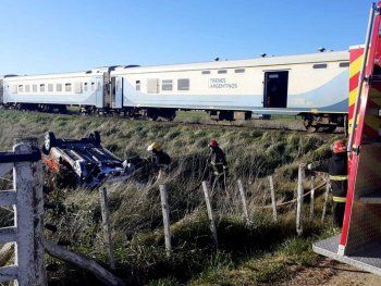 Tragedia en Mar del Plata: un auto fue embestido por un tren a 50 kilómetros y murió uno de sus ocupantes