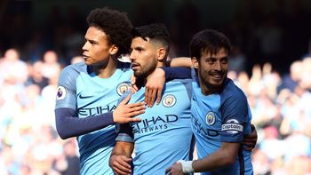 El abrazo de Agüero con el español Silva y el senegalés Sané El abrazo de Agüero con el español Silva y el senegalés Sané