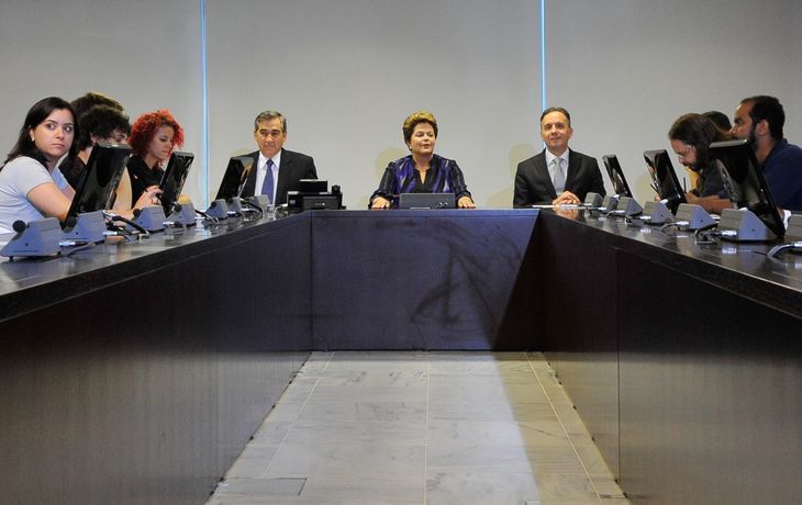 Rousseff propuso un plebiscito para reformar la política