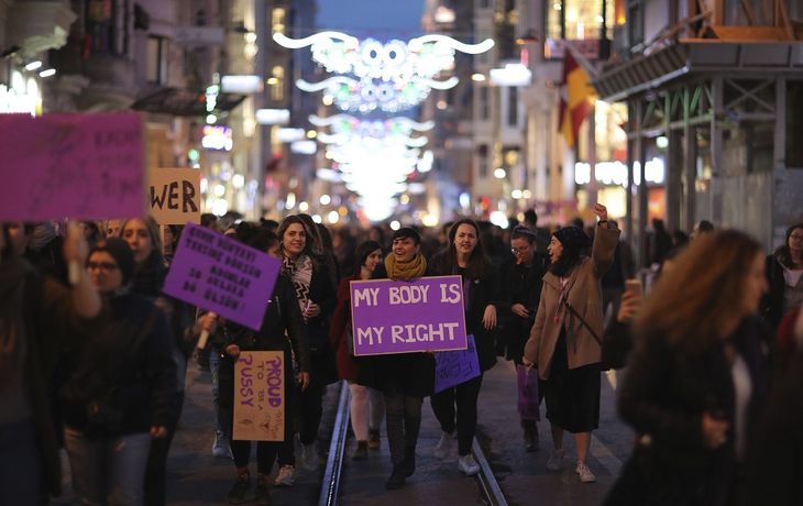 Marcha en Turquía por el Día de la Mujer