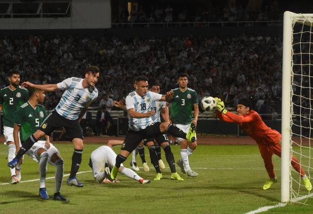 La Argentina de Scaloni jugó bien y le ganó con comodidad a México en Córdoba