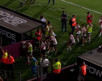 VIDEO: El botellazo a Enzo Díaz en Lanús