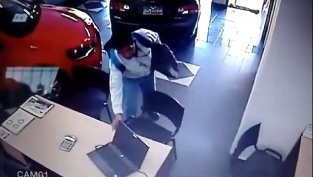 El increible robo de una notebook donde el ladrón quedó filmado
