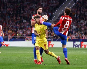 Antoine Griezmann vio la roja por una fuerte patada en la cara a un rival
