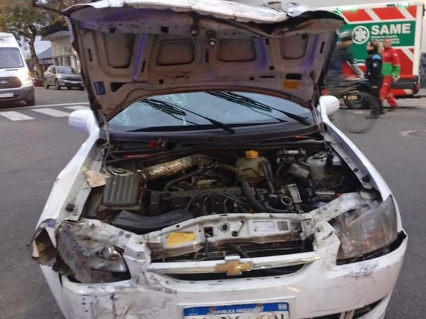 El auto recibió el mayor impacto en la parte delantera El auto recibió el mayor impacto en la parte delantera