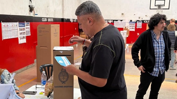 Chiqui Tapia votó en Caballito: Siempre con convicción y pensando en el pueblo