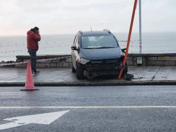 Mar del Plata: un auto chocó contra el paredón del Parque San Martín y casi desbarranca