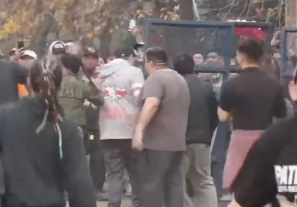 Incidentes entre fanáticos de Indio Solari y la Gendarmería en las afueras de su casa en Parque Leloir