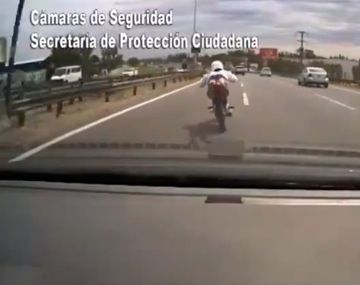Tigre: el motochorro ingresó en contramano por el ramal Escobar y todo quedó registrado en un video