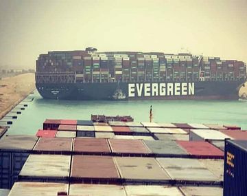 Un gigantesco buque encallado en el Canal de Suez pone en jaque al comercio mundial
