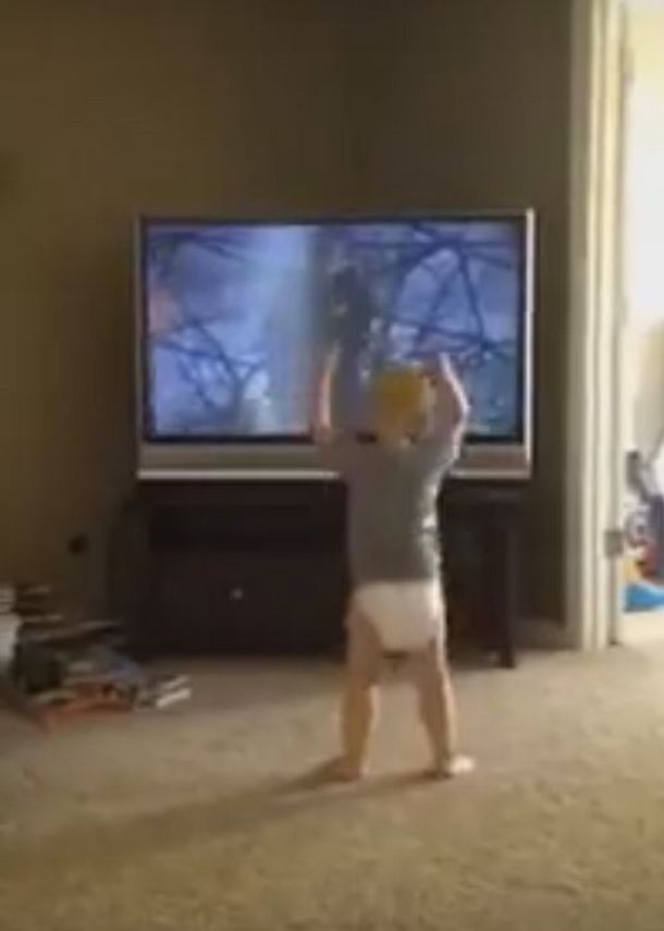 VIDEO: Un bebé se para frente a la tele y copia el entrenamiento de Rocky