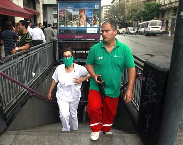 Interrumpieron subtes y trenes en Retiro por la nube tóxica