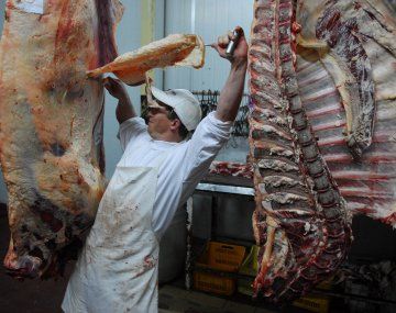 Prohibirán exportar carne a quienes incumplan el acuerdo para abastecer la demanda interna