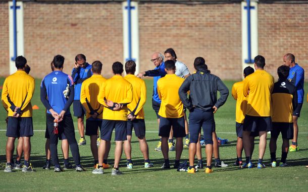 A puertas cerradas, Bianchi prueba el equipo con Riquelme y Gago