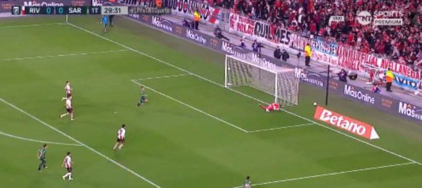 El grosero error de Franco Armani que permitió el gol de Sarmiento y complicó a River en el Monumental