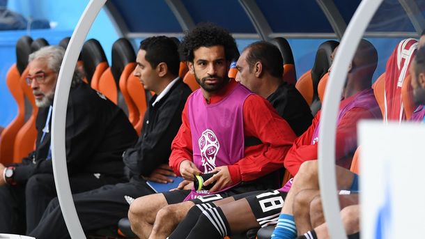 ¡No se puede creer! Salah se trabó con una pechera en el hombro lesionado