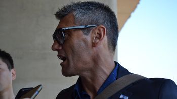 video: un hombre quiso pegarle a sergio goycochea en plena calle video: un hombre quiso pegarle a sergio goycochea en plena calle