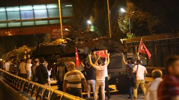 turquia: hay al menos 90 personas muertas y 1500 militares detenidos turquia: hay al menos 90 personas muertas y 1500 militares detenidos