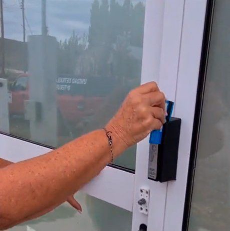 El insólito blooper de una senadora macrista con una tarjeta en un cajero: Avísenle que es al revés