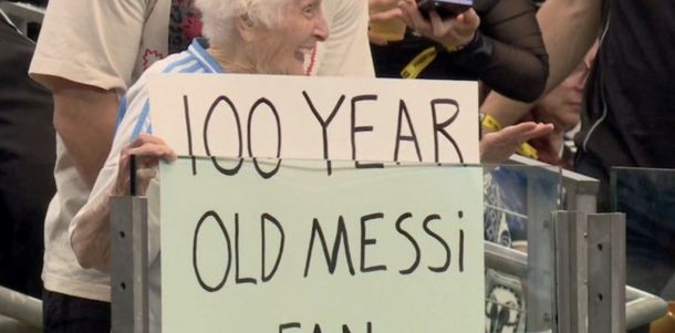 ¿Quién es la abuela de 100 años fanática de Lionel Messi que es récord Guinness y sorprendió en el Mundial?