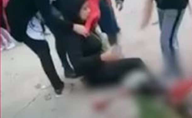 Virrey del Pino: motochorros la apuñalaron frente a una escuela para quitarle el celular