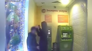 filmaron a una pareja teniendo sexo adentro de un cajero automatico filmaron a una pareja teniendo sexo adentro de un cajero automatico