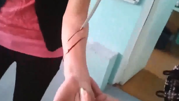 broma pesada: una profesora corta a una alumna broma pesada: una profesora corta a una alumna