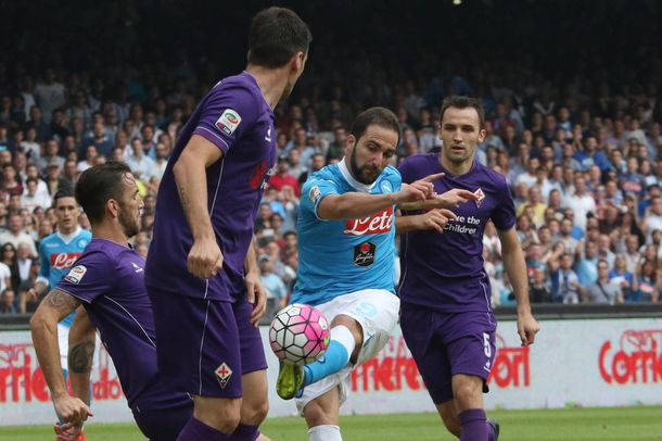 Gracias a un gol decisivo de Gonzalo Higuaín, Nápoli bajó al líder Fiorentina
