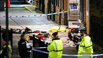 ataque en un tren de londres: 10 apunalados y 2 detenidos ataque en un tren de londres: 10 apunalados y 2 detenidos