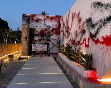 Video: activistas vandalizaron la mansión de Messi en Ibiza