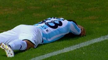 Brian Fernández se tira al suelo tras celebrar su gol Brian Fernández se tira al suelo tras celebrar su gol