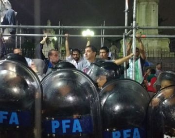La Policía reprimió a los docentes frente al Congreso