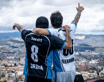 1win y FUTTO establecen el récord mundial oficial del partido de fútbol disputado a mayor altura sobre un edificio