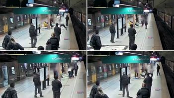 video: la pelea entre dos vendedores ambulantes en el subte