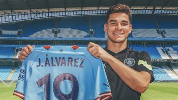 la chicana de julian alvarez para el united durante su presentacion en el manchester city la chicana de julian alvarez para el united durante su presentacion en el manchester city