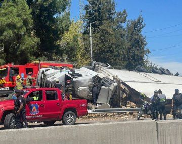 Mendoza: un camión volcó y le saquearon la carga de papas fritas